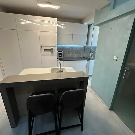 Luxury 2 Bedrooms, Near Center & East Gate Mall * Escópia