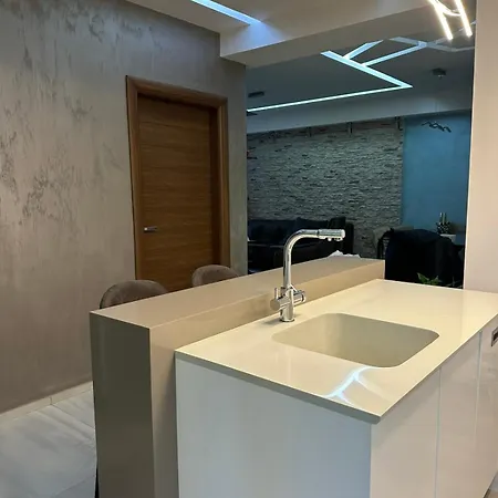 Luxury 2 Bedrooms, Near Center & East Gate Mall *