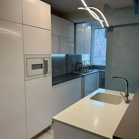 Luxury 2 Bedrooms, Near Center & East Gate Mall