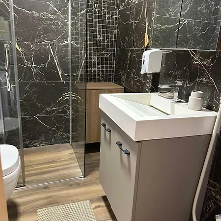 Luxury 2 Bedrooms, Near Center & East Gate Mall *